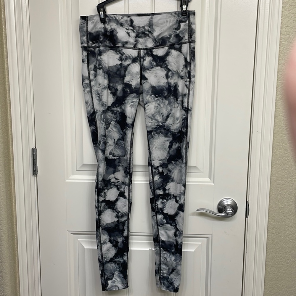 Athleta Gray & White Chaturanga 7/8 Length Printed Athletic Leggings